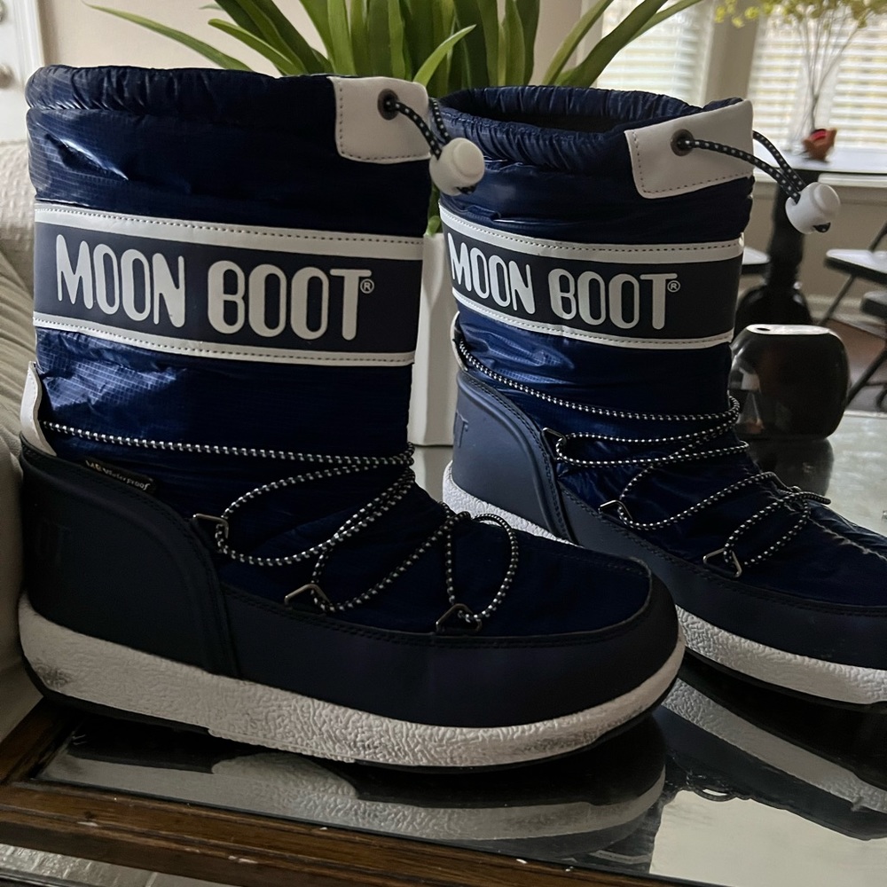 Moon boots worn once 100% Authentic